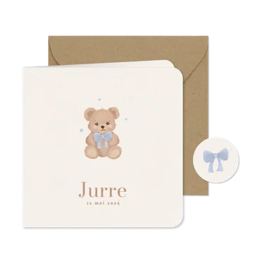 Lief beige geboortekaartje met teddybeer blauwe strik jongen